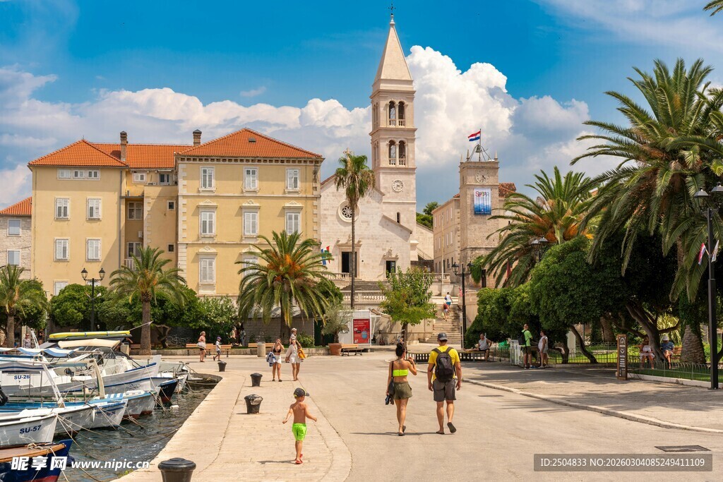 海滨小镇的悠闲漫步时光