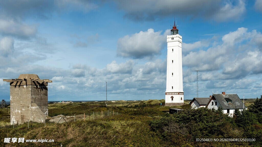 海岸灯塔与古老遗迹
