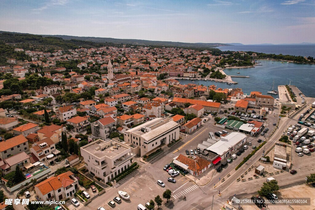 俯瞰多彩海滨城镇风光