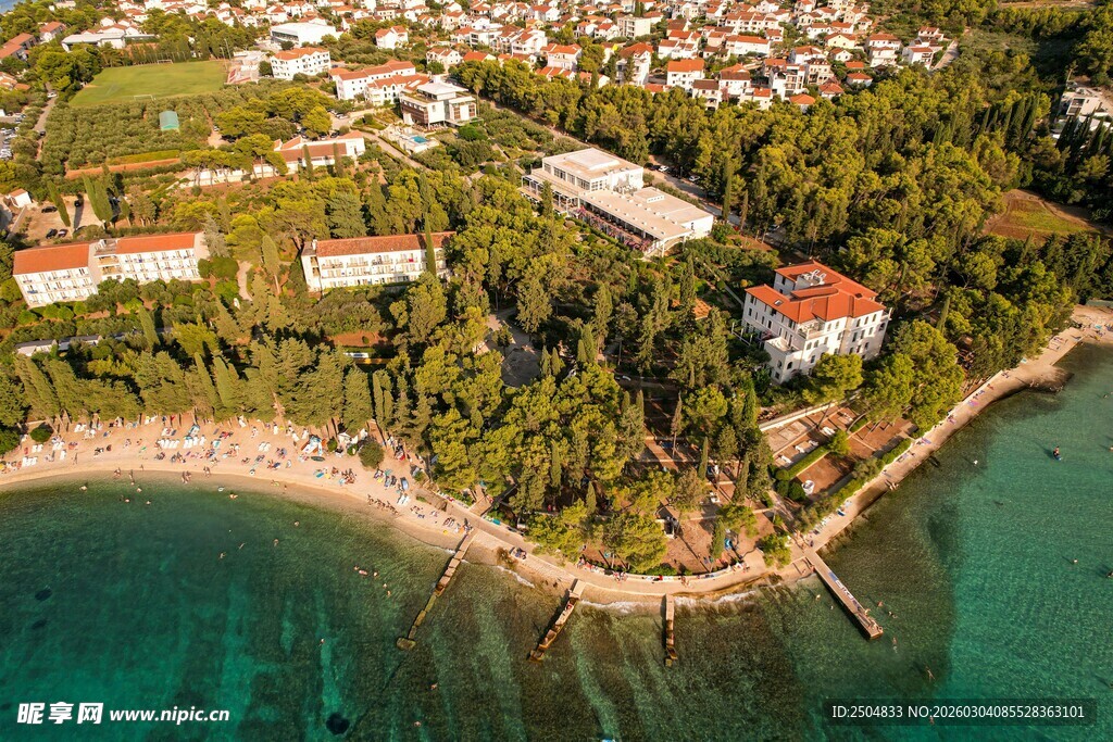海滨村落鸟瞰美景