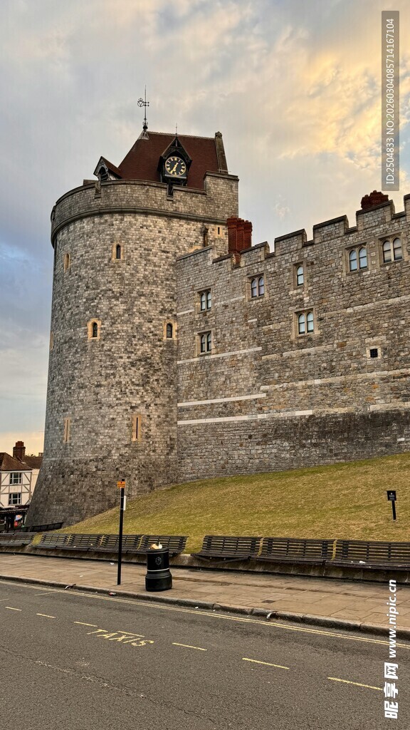 古老城堡矗立道路旁