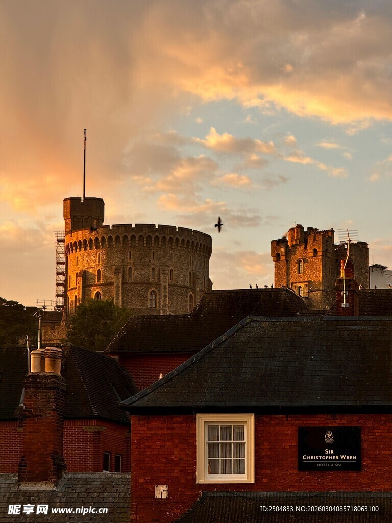 黄昏下的古老建筑景观