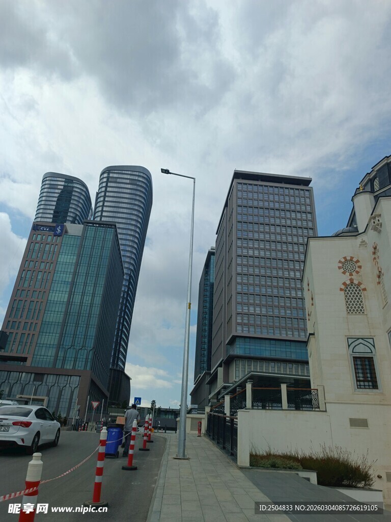 城市街道旁的现代高楼建筑