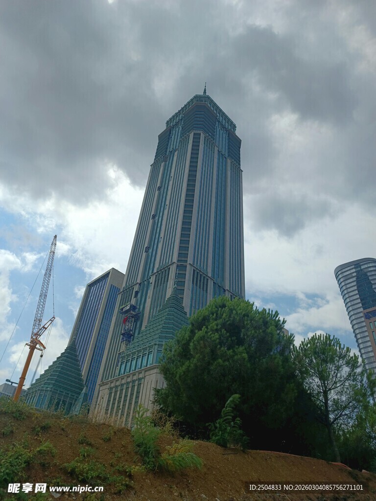 高耸摩天大楼与周边景致