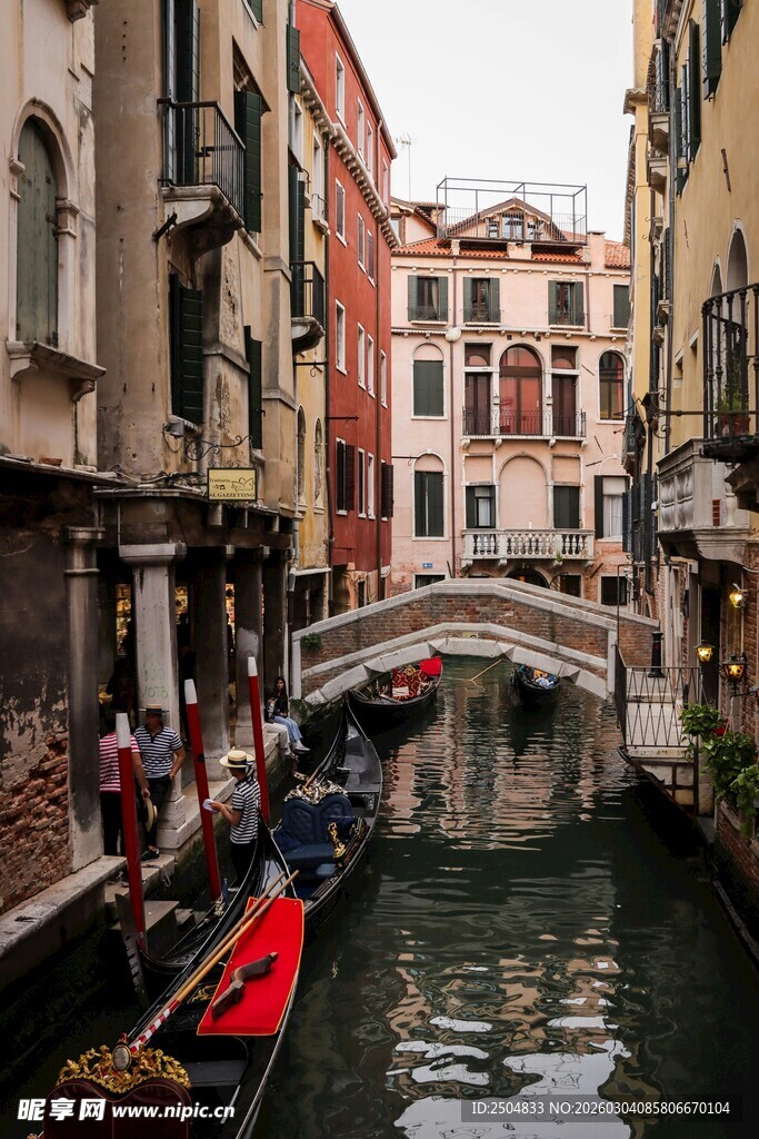 威尼斯水城的迷人运河风光
