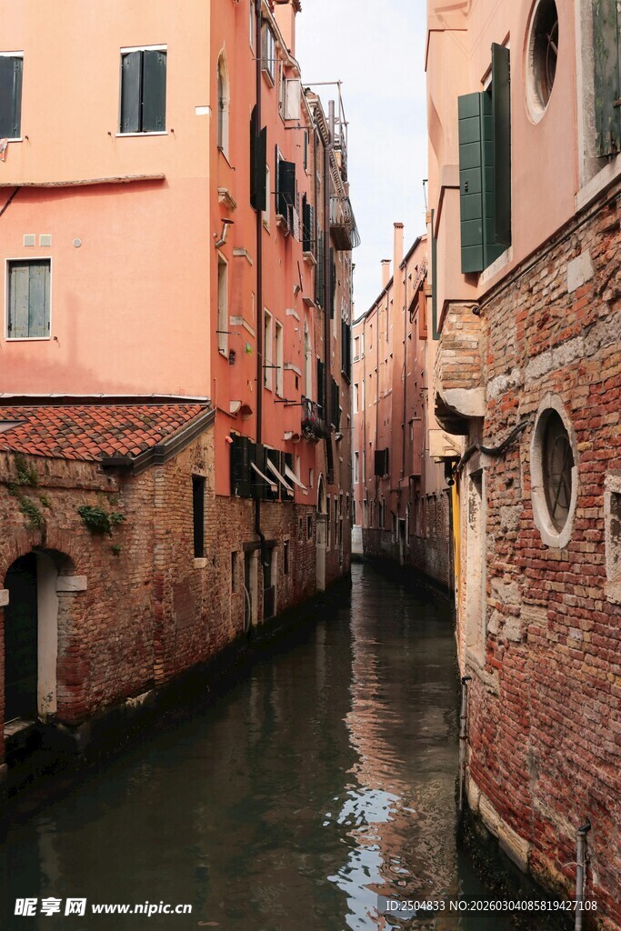 狭窄水道旁的古朴建筑