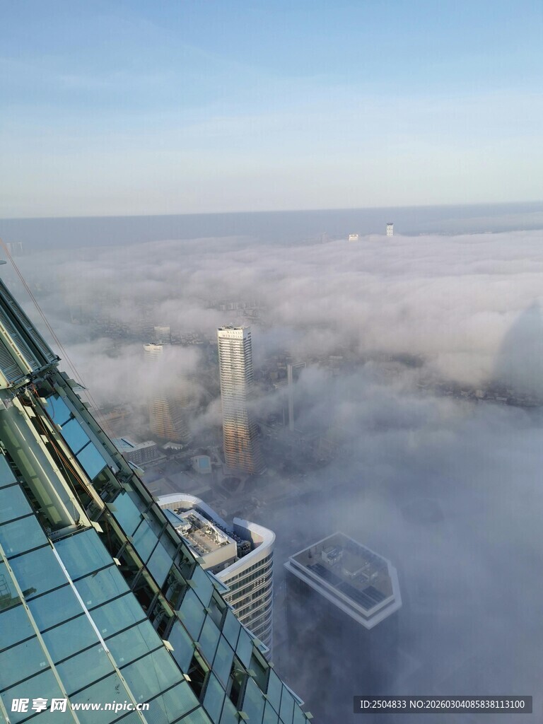 高空俯瞰云雾中的城市景观