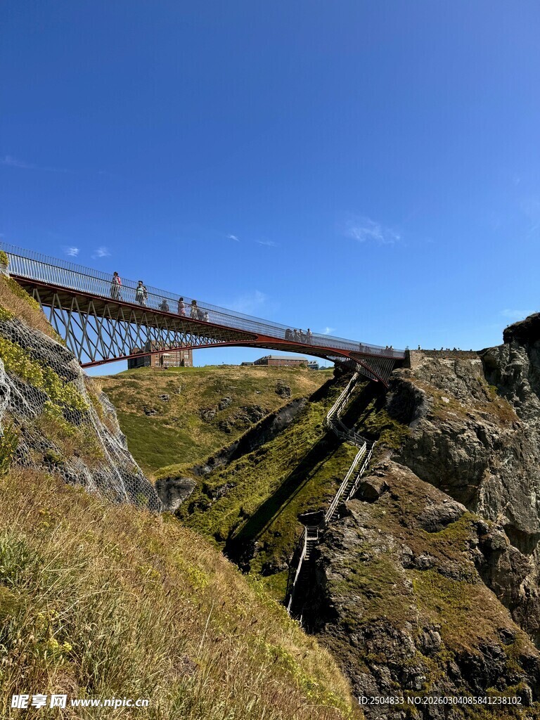 悬崖上的壮观桥梁