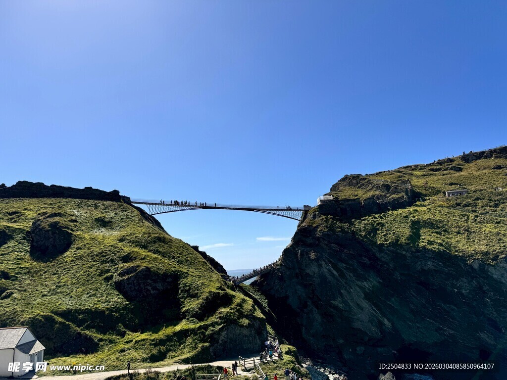 山间悬索桥 自然风光美