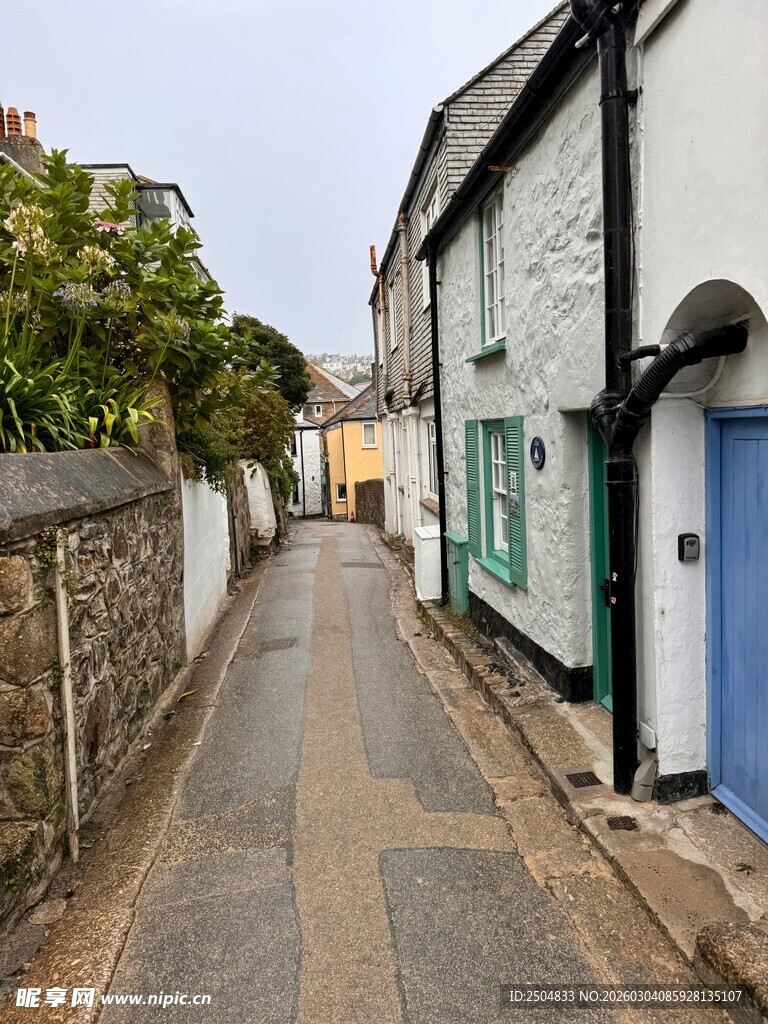 宁静小巷中的多彩 居