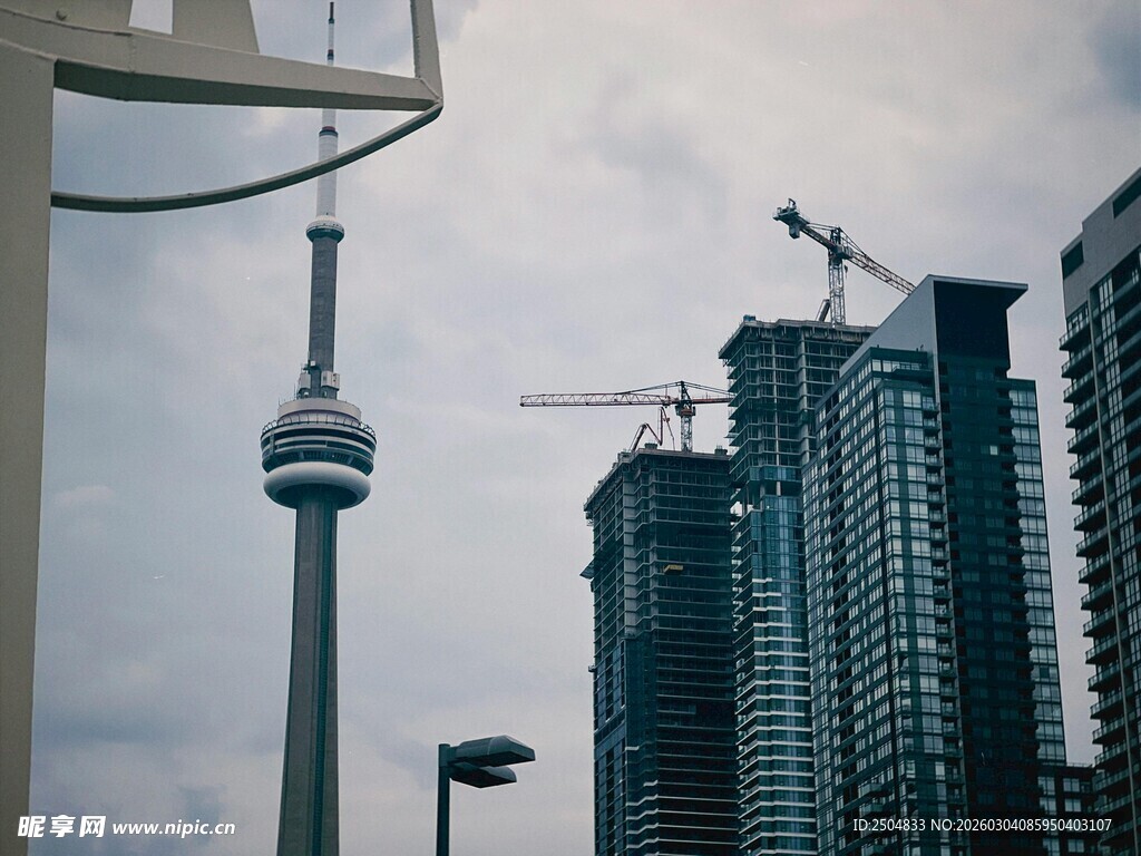 城市建筑与施工塔吊景观