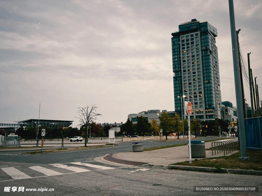城市道路旁的高楼景观