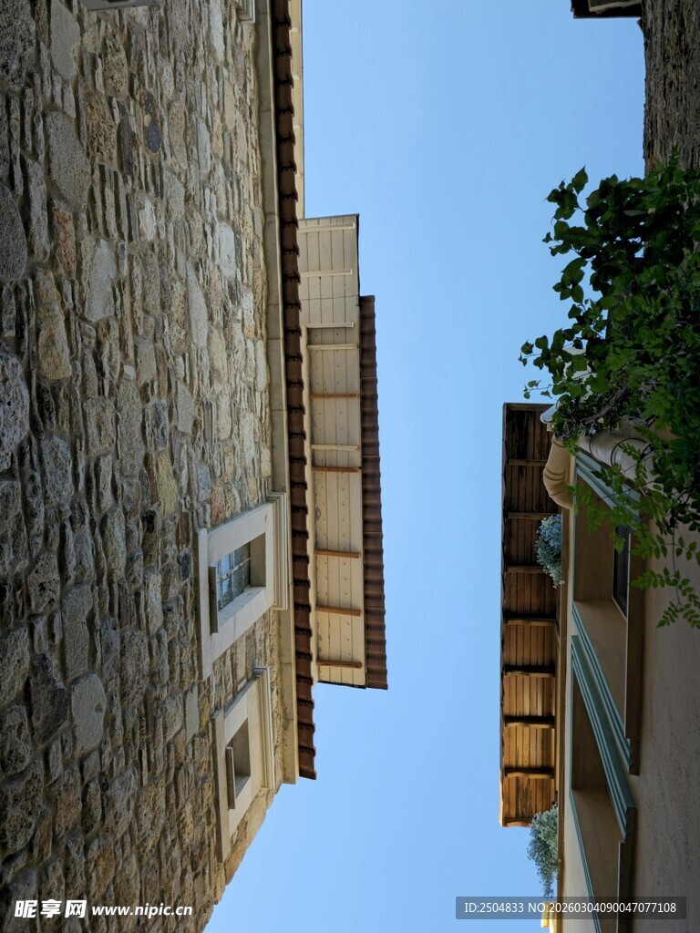 仰望古老石墙与建筑