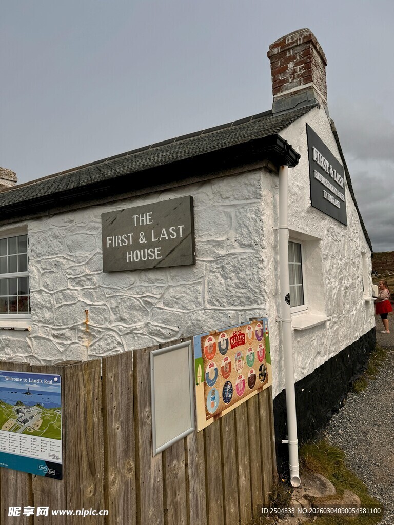 古朴小屋外的多彩告示牌