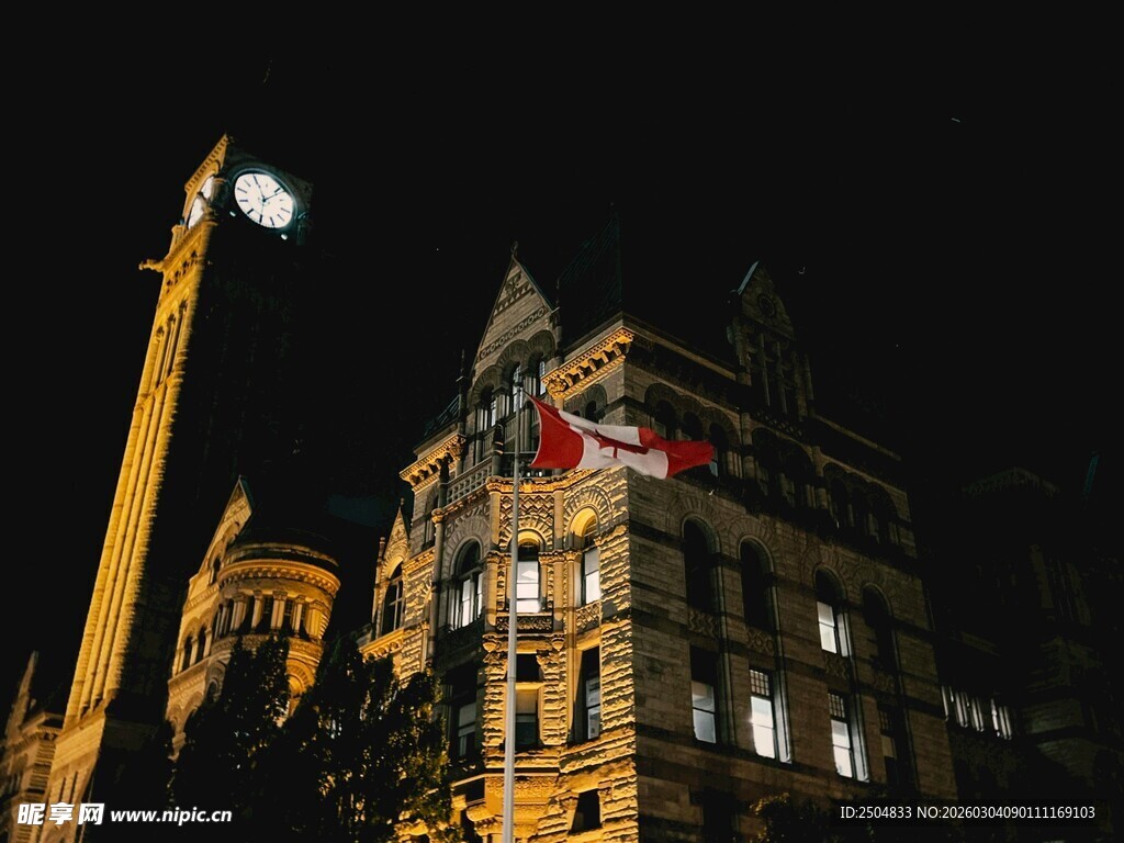 夜晚城市建筑与钟楼景观