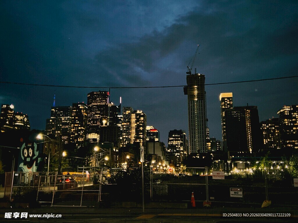 夜幕下的城市璀璨灯火