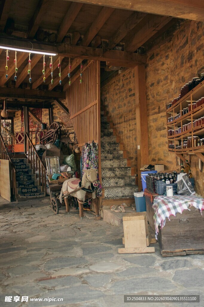 老旧阁楼内的杂乱场景