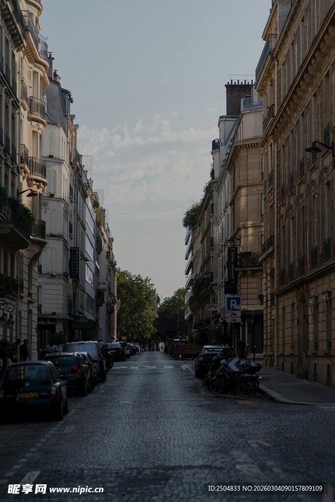 巴黎街头的静谧街道