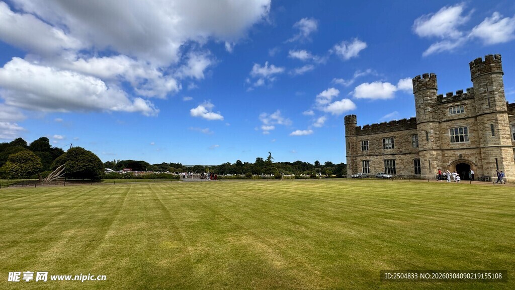 古老城堡立于广袤草地