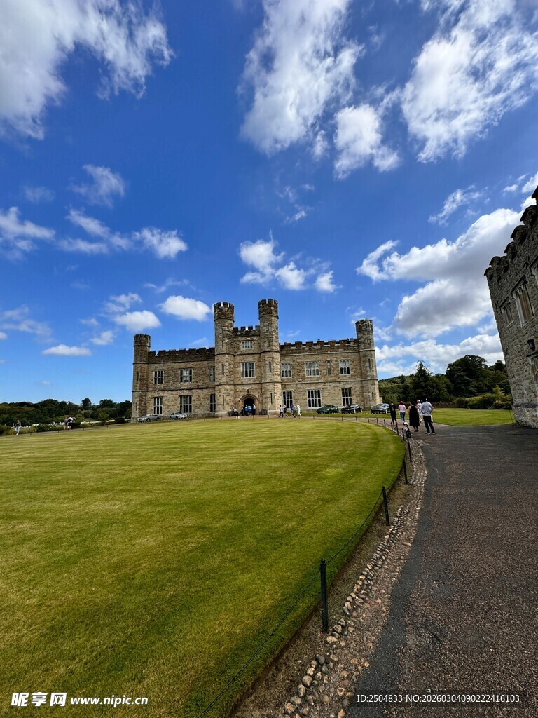 田园旁的宏伟城堡
