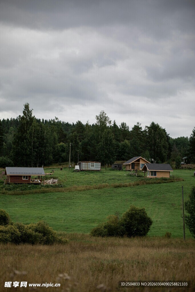 乡村田野中的宁静农舍