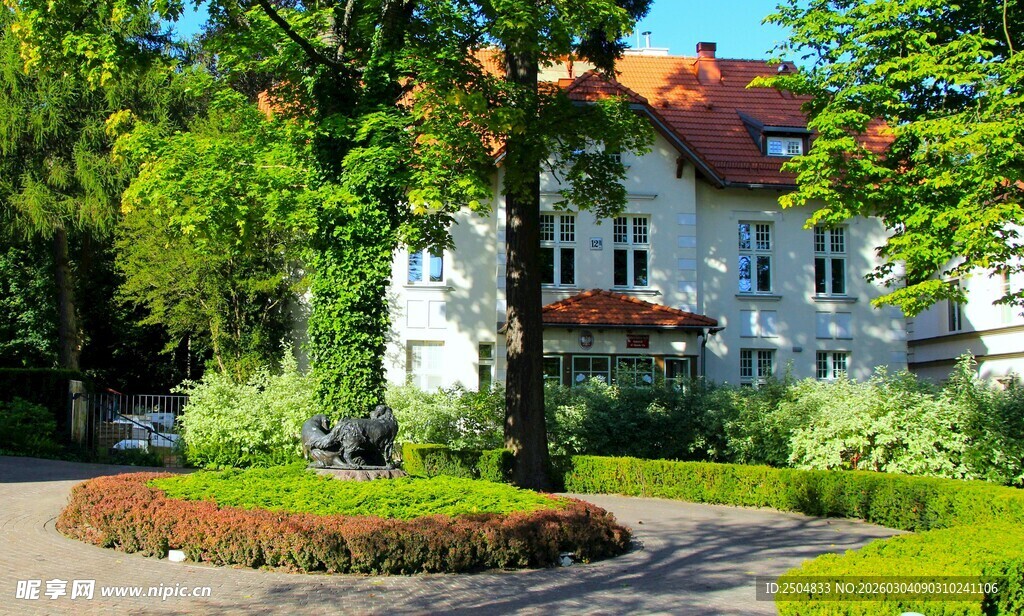 欧式庭院中的雅致白色建筑