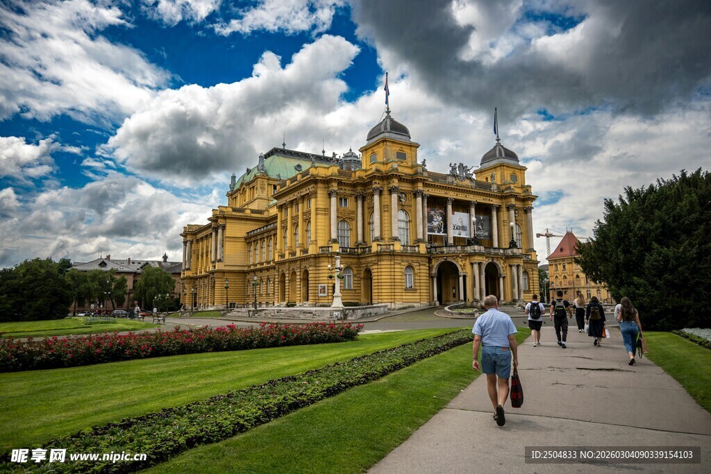 漫步于古典建筑旁的小径