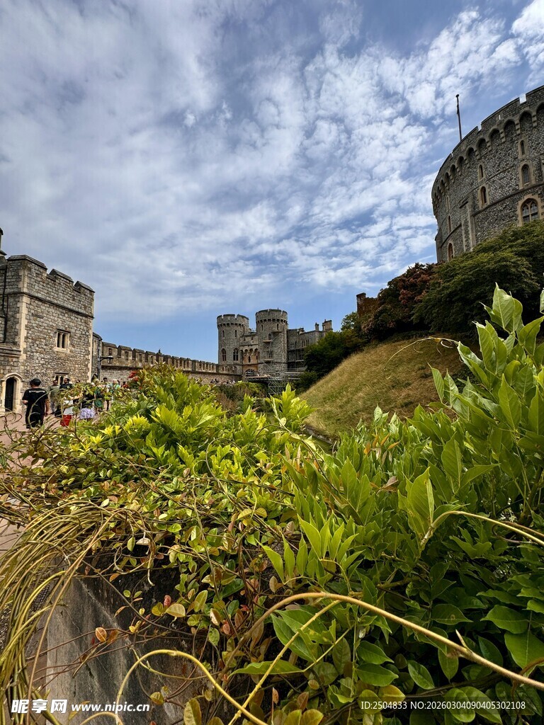 古老城堡旁的繁茂绿植