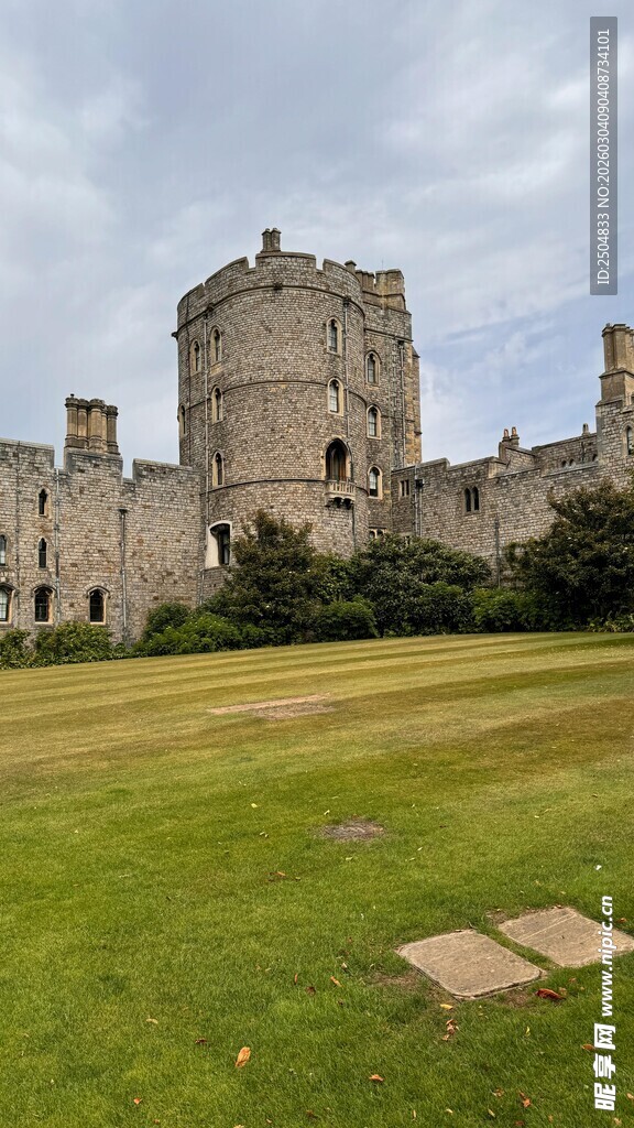 古老城堡与翠绿草地景观