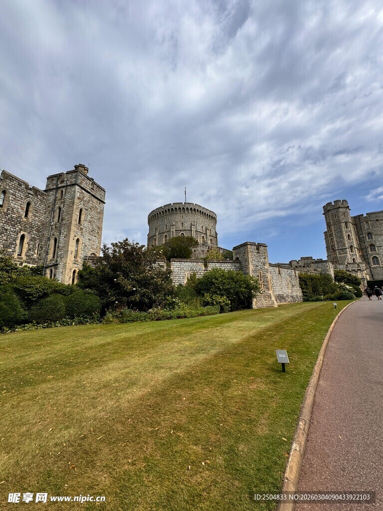 古老城堡旁的开阔草地风景