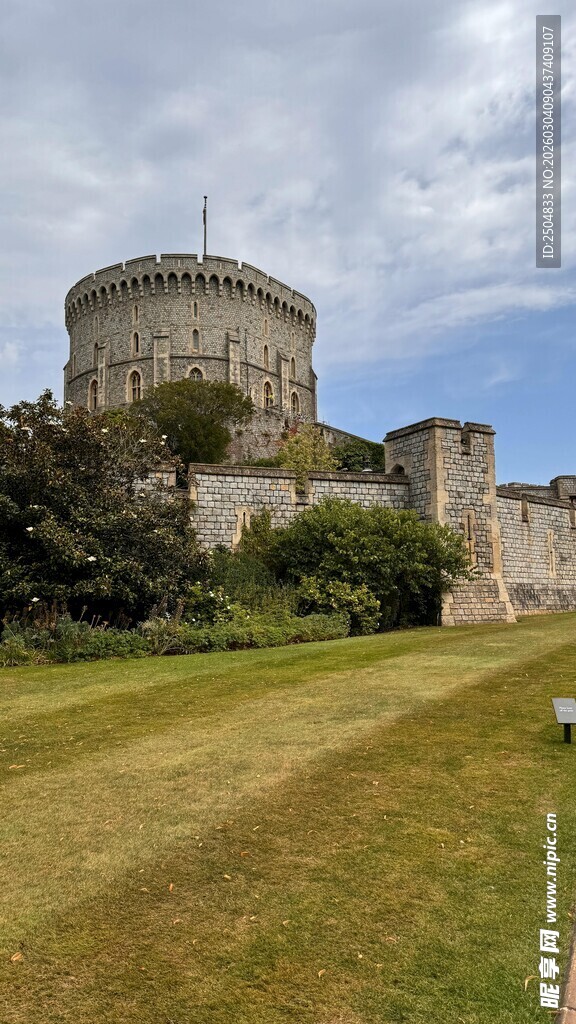 古老城堡屹立于绿草之上