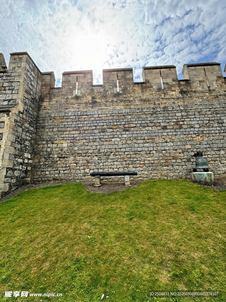 古老城堡墙边的翠绿草地