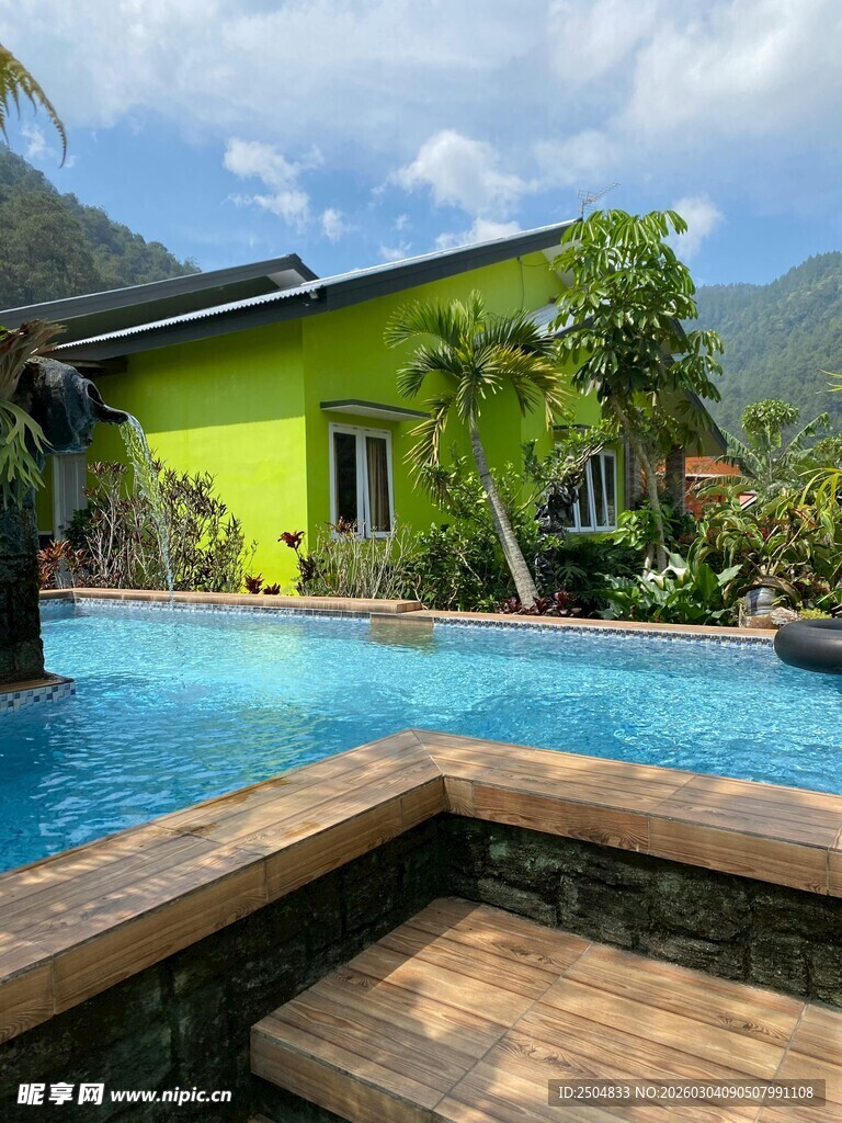 热带风情泳池边的亮眼小屋