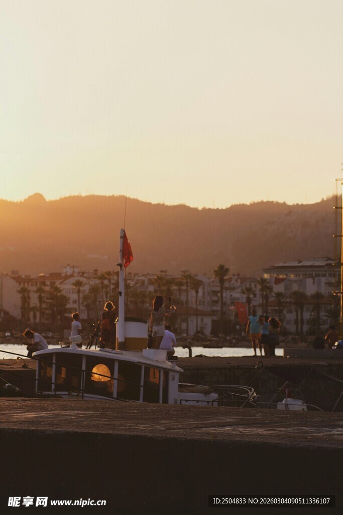 夕阳下的城市与远山景色