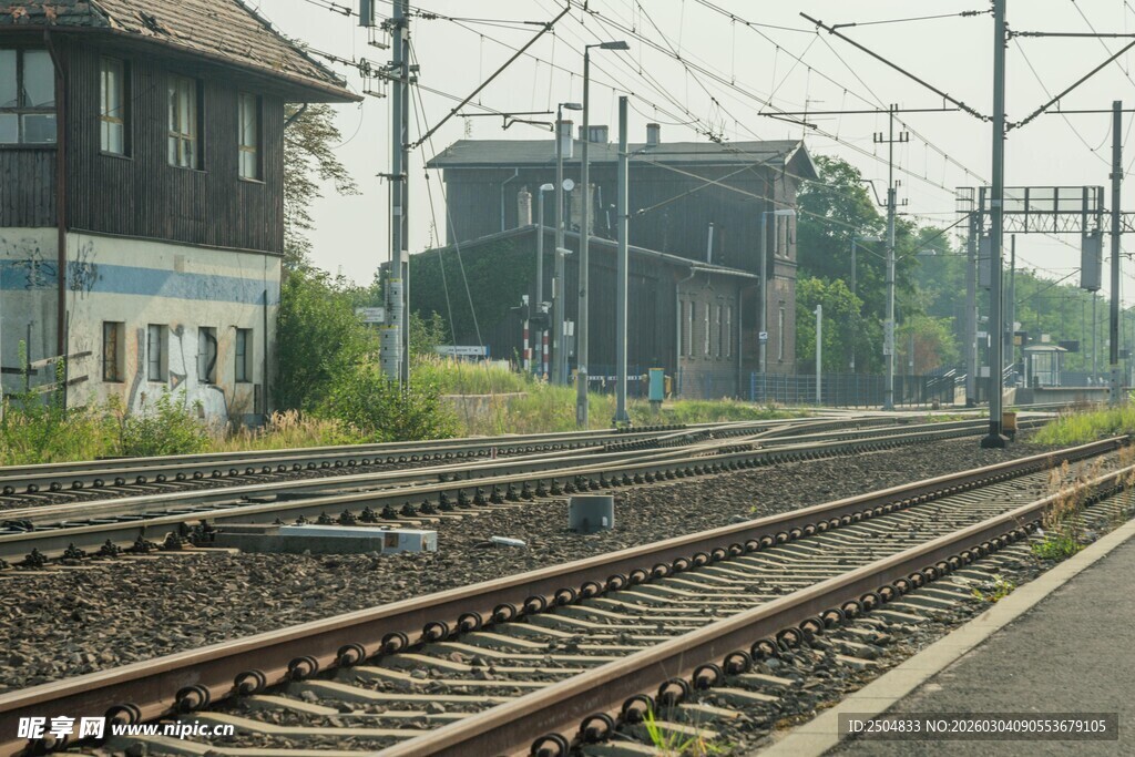 废弃铁轨旁的老旧建筑