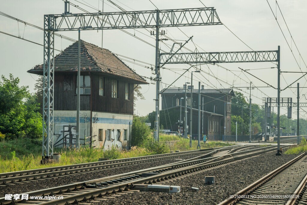 铁路旁的老式信号站