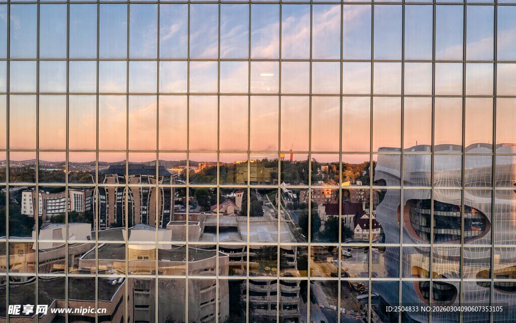 城市玻璃幕墙映绚丽晚霞