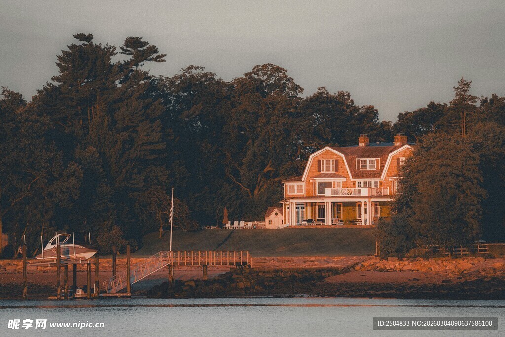 湖畔欧式别墅风景