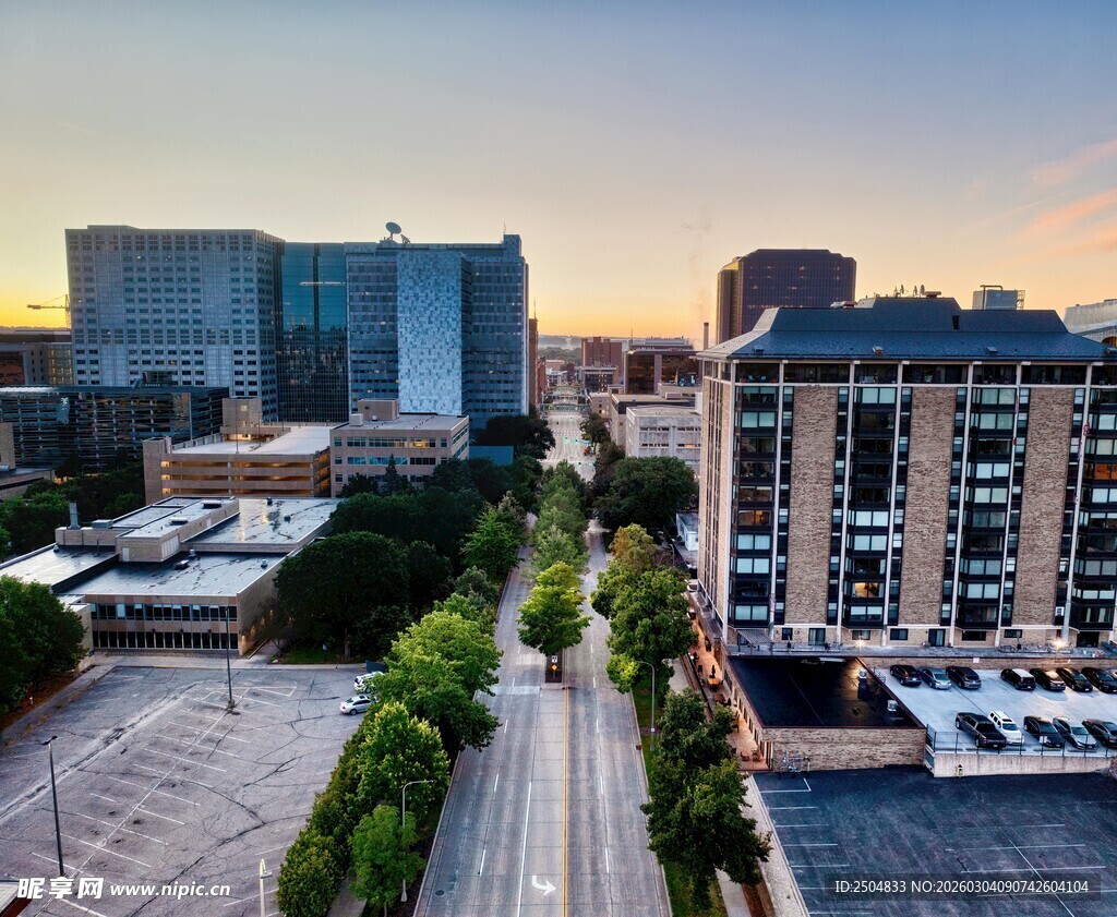 城市黄昏街道建筑景观