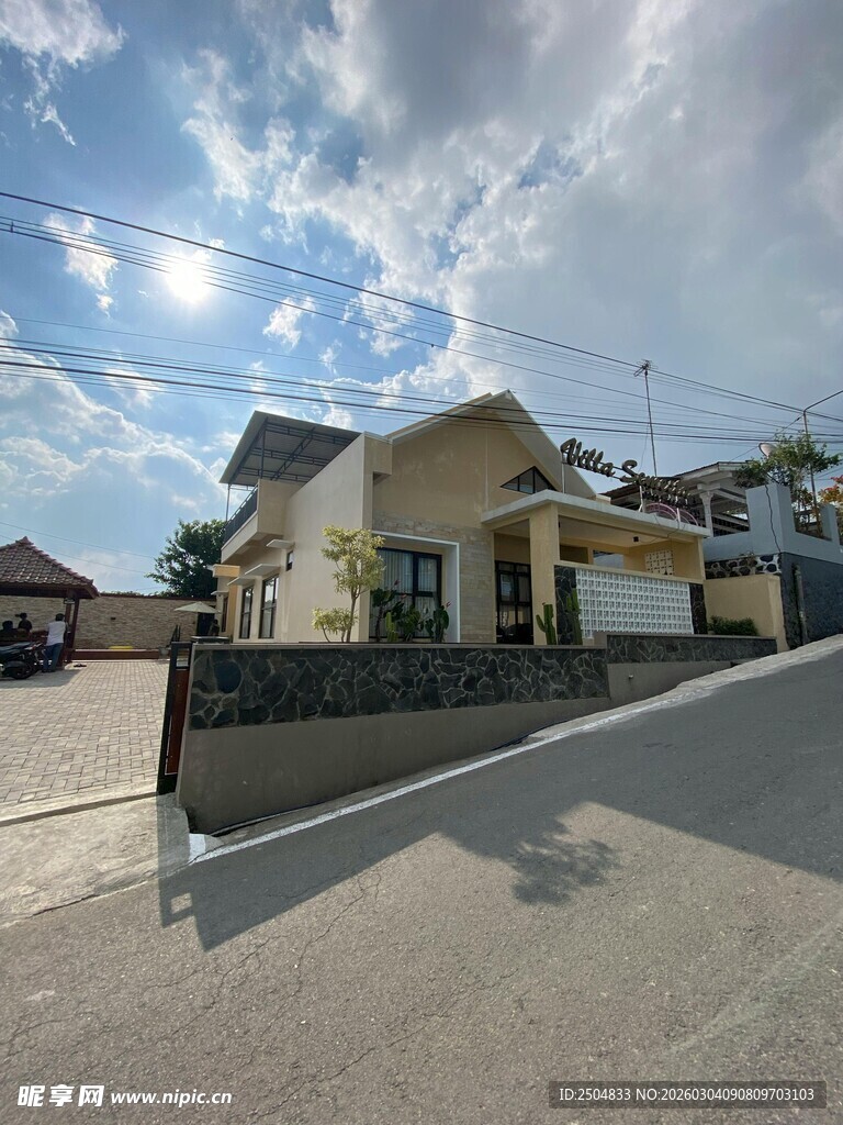 阳光照耀下的乡间独栋房屋