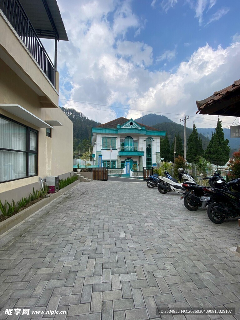 庭院外的开阔景致与停放车辆