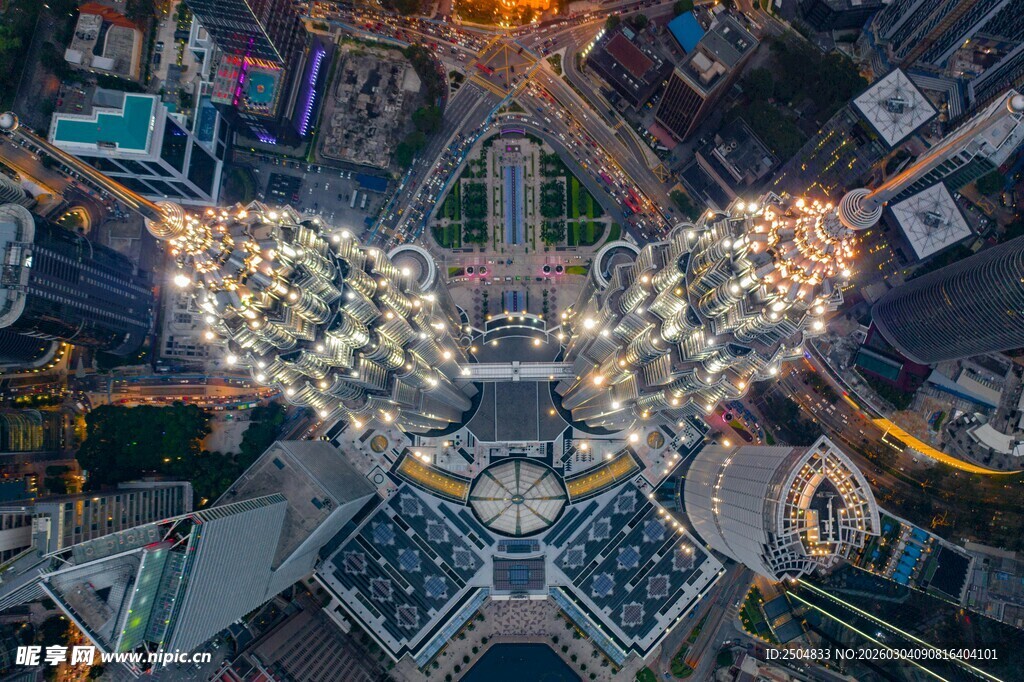 城市夜景俯瞰璀璨建筑群