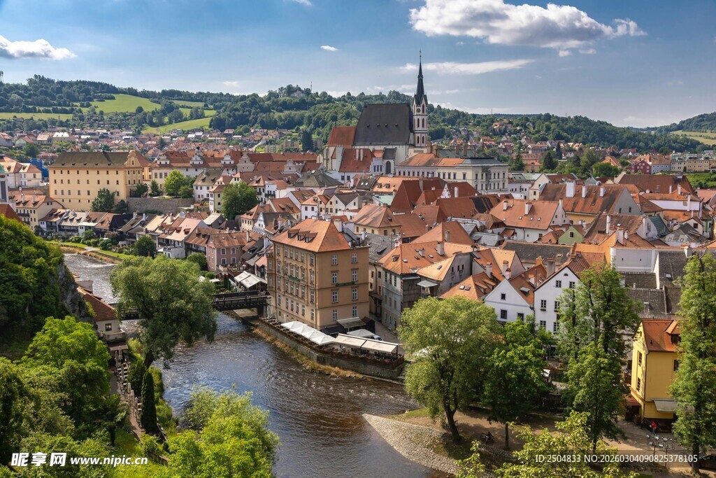 美丽河畔小镇风光