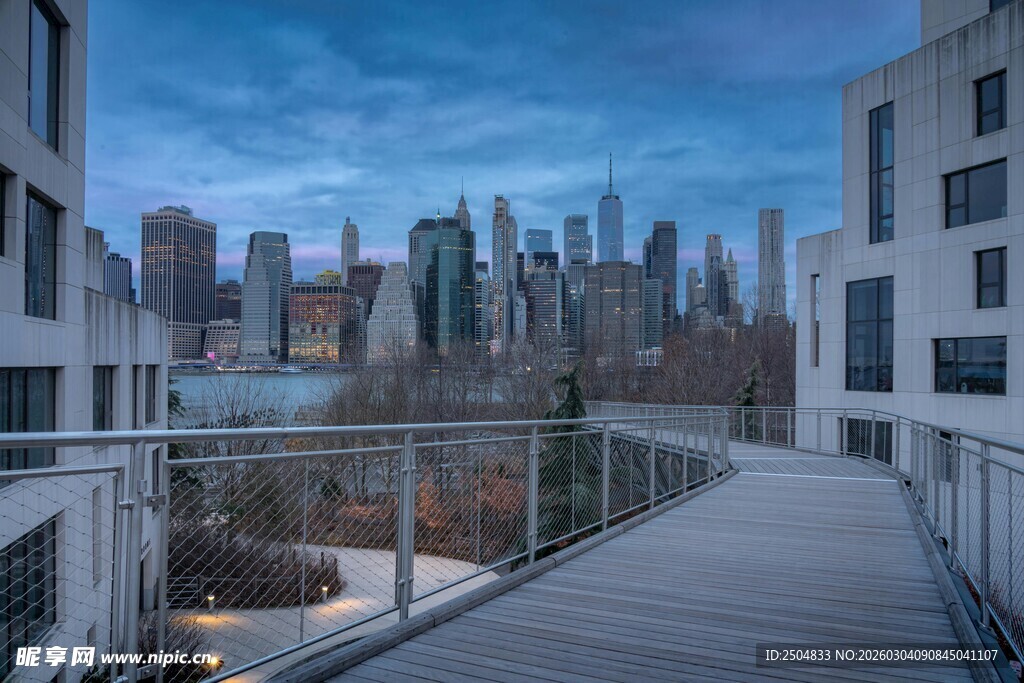 城市高楼间的观景平台