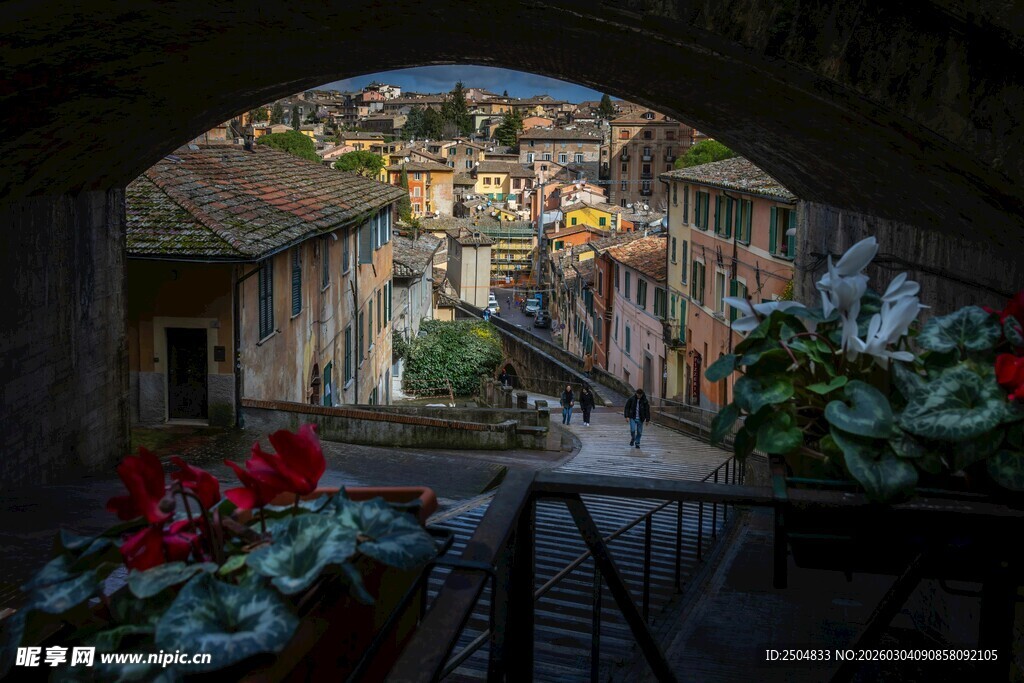 透过拱门看美丽小镇景色