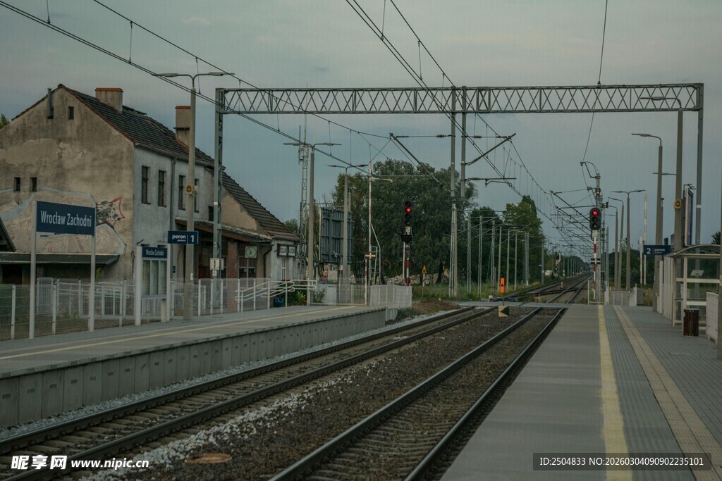 空旷的铁路站台场景