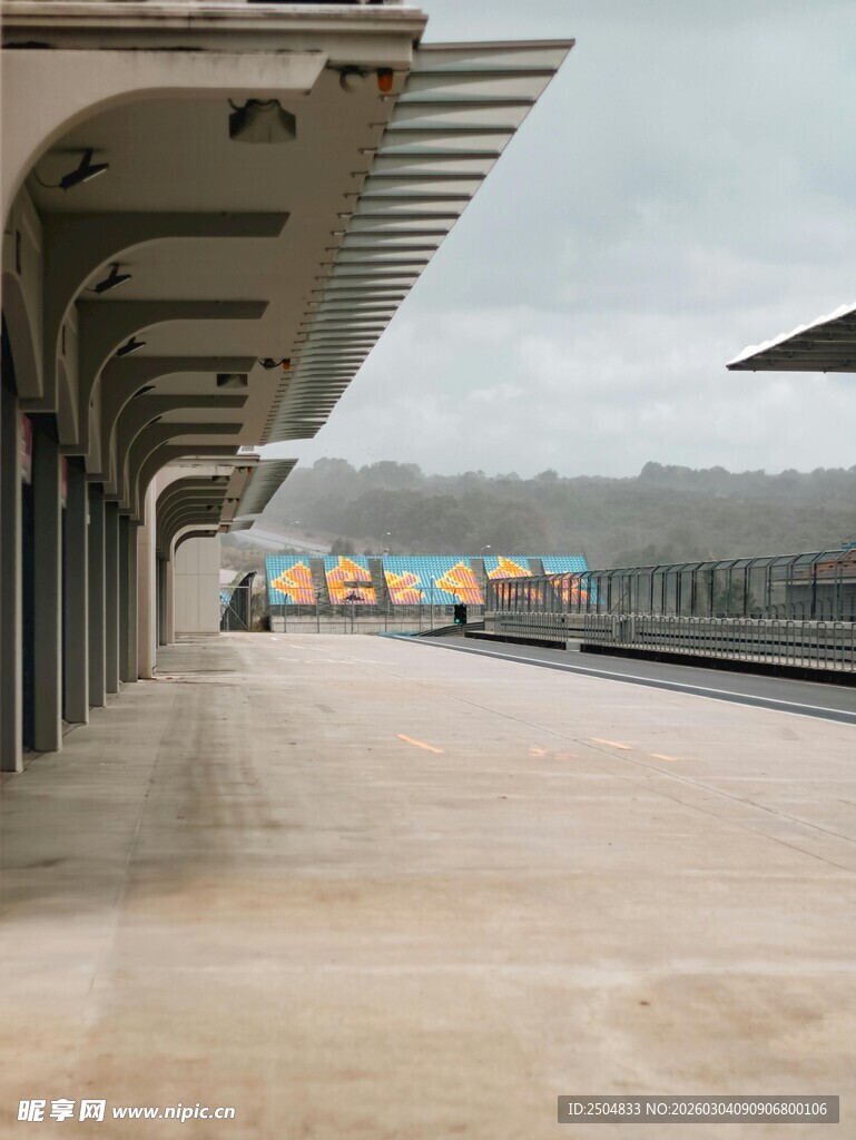 火车站台的列车与景象