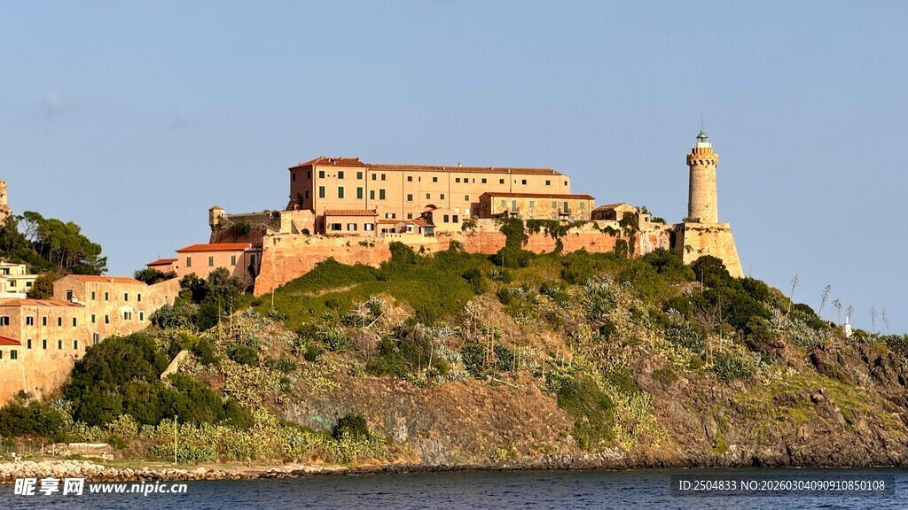 海岸边的古老城堡
