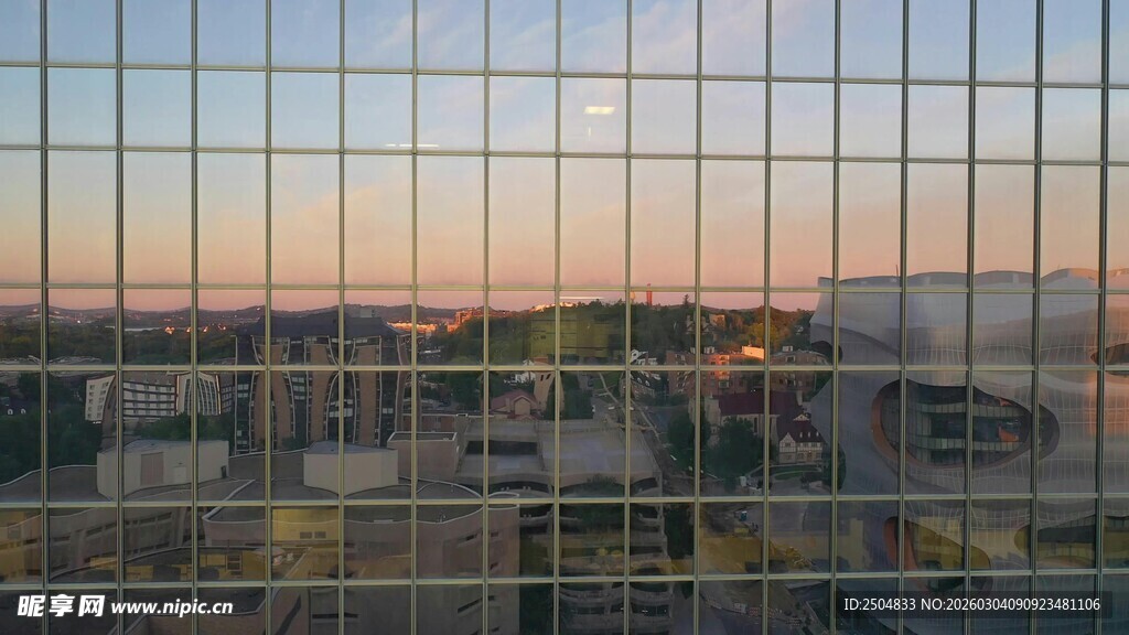 城市黄昏天际线玻璃幕墙景观