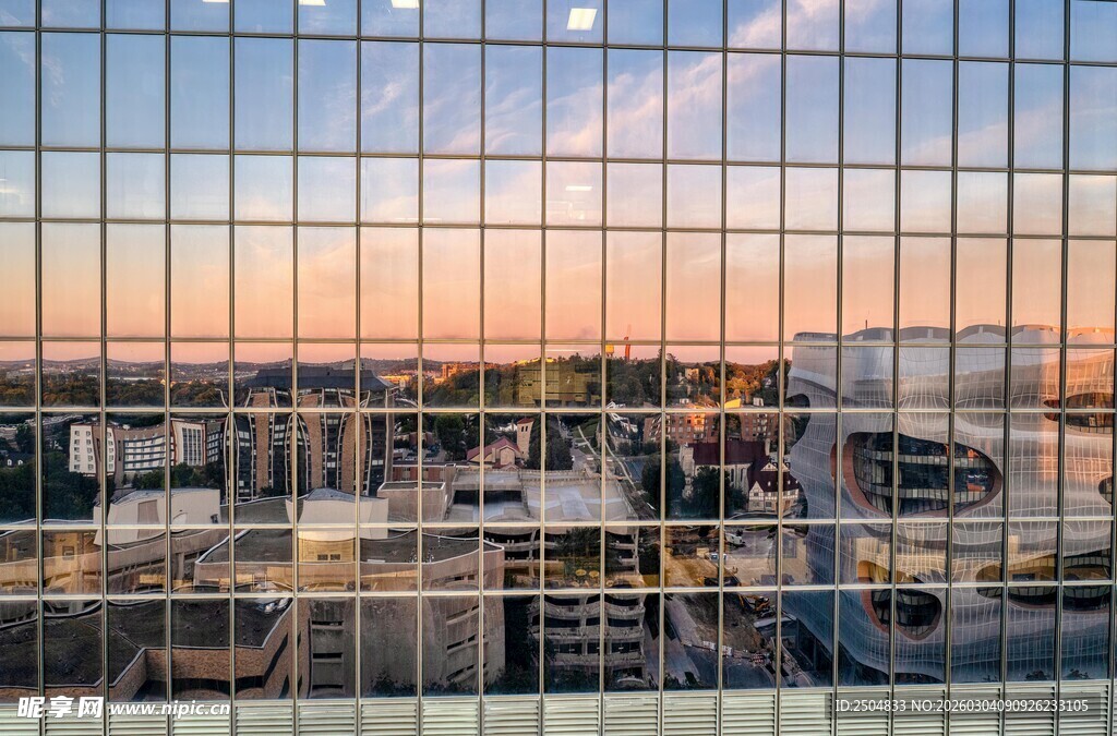 夕阳下的城市建筑景观